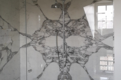 Rivestimento interno della doccia compreso piatto doccia a massello di Calacatta Carrara