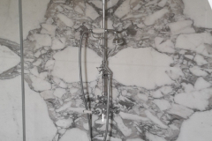 Dettaglio del rivestimento a macchia aperta della doccia. marmo Calacatta Carrara