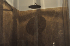 Dettaglio interno del vano doccia/vasca in Emperador light.