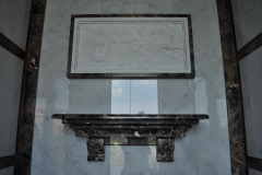 Altarino in Emperador e bassorilievo in marmo Bianco Carrara. Progetto dell’arch. P. Speranza