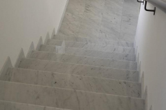 Scala condominiale in marmo Bianco Carrara. Palazzina per appartamento in Piacenza.