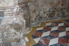 Pavimento Chiesa con rombi a 3 colori (Rosso Francia, Grigio Carnico e Biancone) e bordo in Giallo Reale